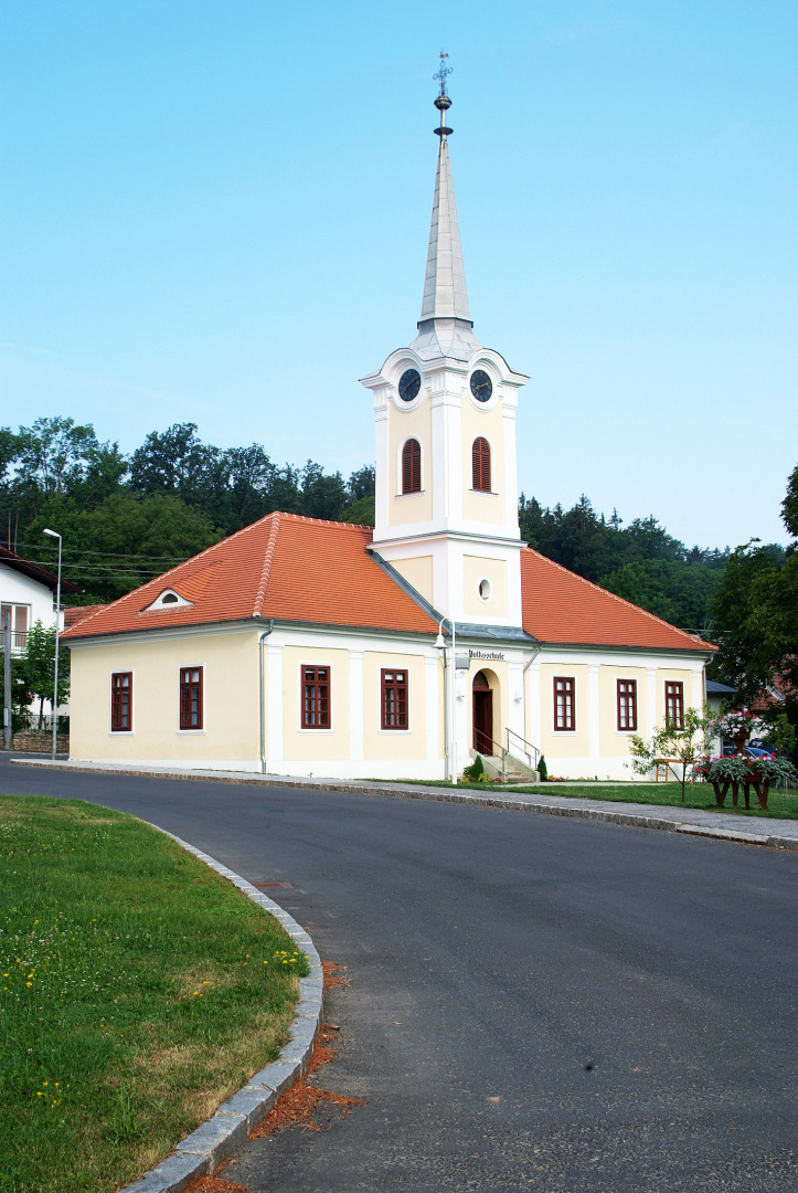 ein weißes Gebäude mit einem Kirchturm